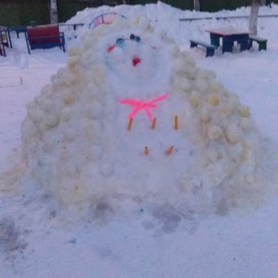 Снежная баба на снегу